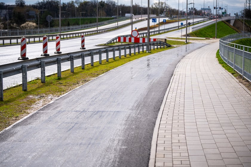 Przybywa asfaltu na kolejnych odcinkach drogi rowerowej na alei Wielkiej Wyspy.